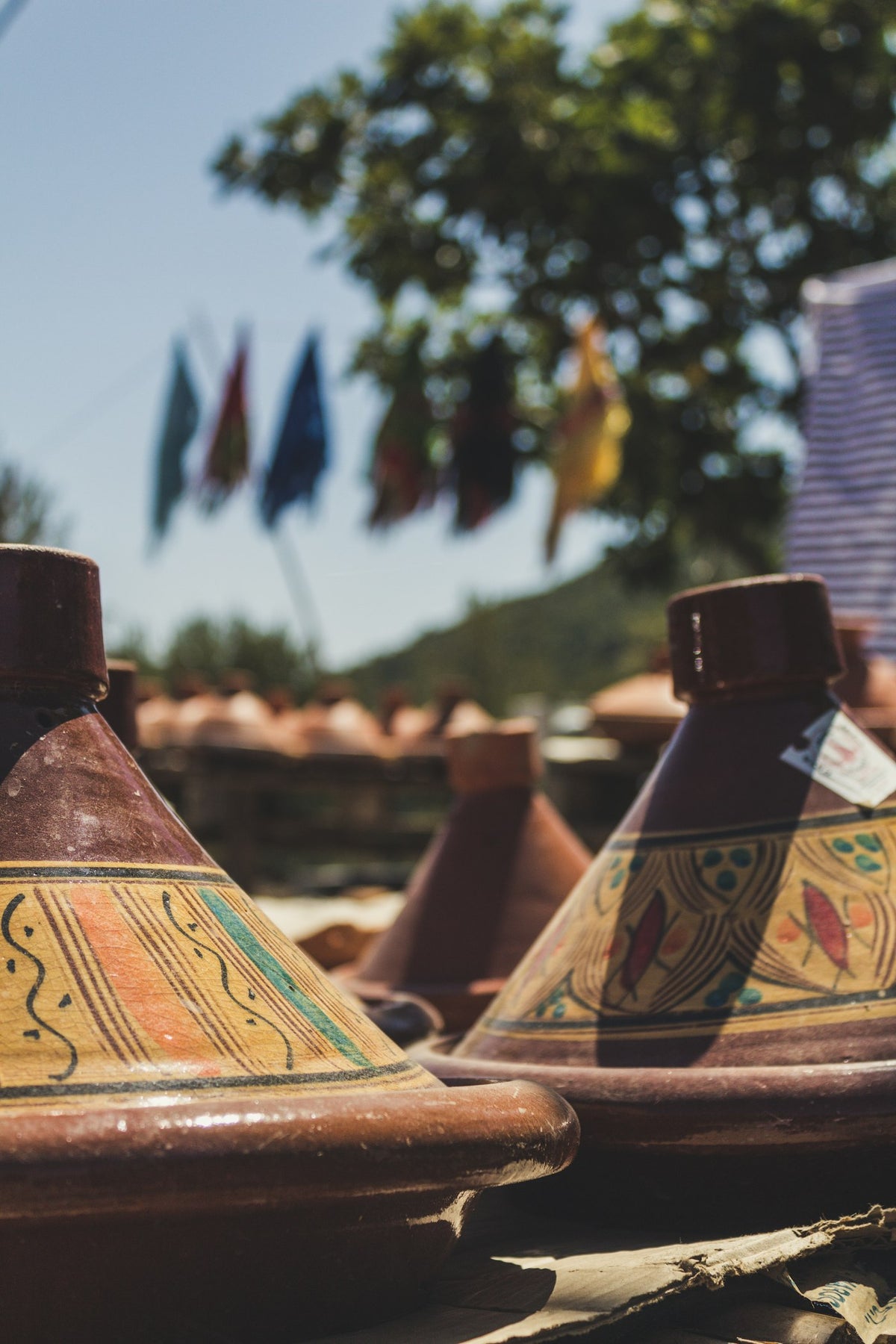 Bemalte Tajines auf einem Markt in Marokko