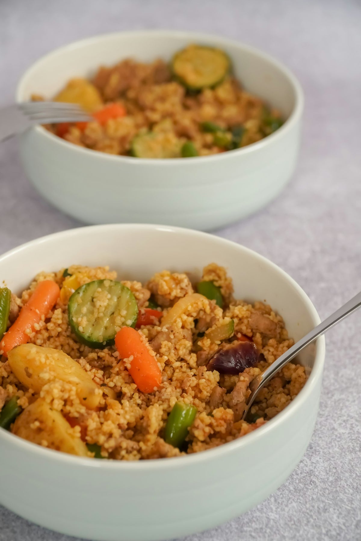 Couscous mit Gemüse in zwei Schüsseln