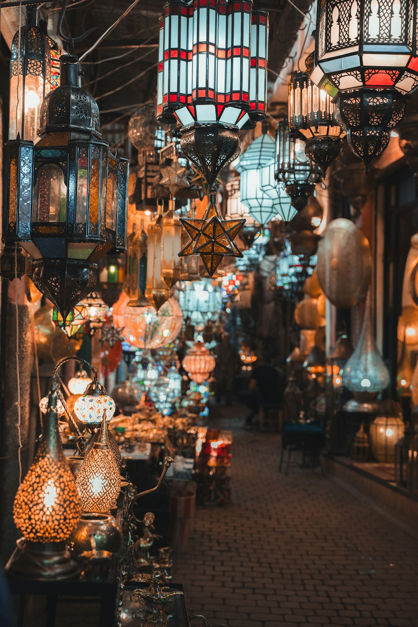 Beleuchtete Laternen in einer Souk-Gasse