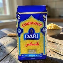 Medina Market Dari Couscous mittelgroß in einer blauen 500g Packung mit traditionellem marokkanischem Design