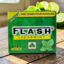 Medina Market Flash Spearmint Kaugummi Packung mit 12 Streifen in grüner Verpackung mit Minzblatt-Motiv