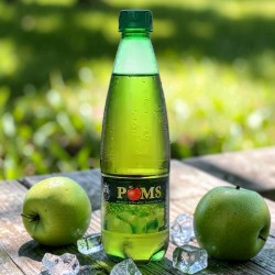Medina Market Poms Apfelgetränk in einer transparenten Kunststoffflasche mit grünem Verschluss