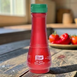 Medina Market Star scharfe Sauce in einer roten Kunststoffflasche mit grünem Schraubverschluss