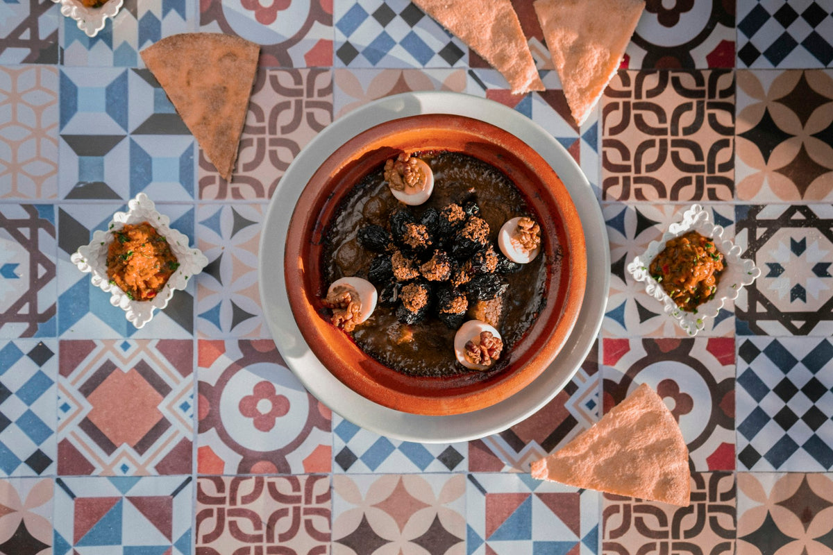 Tajine auf einem marokkanischen Zellij-Mosaikboden